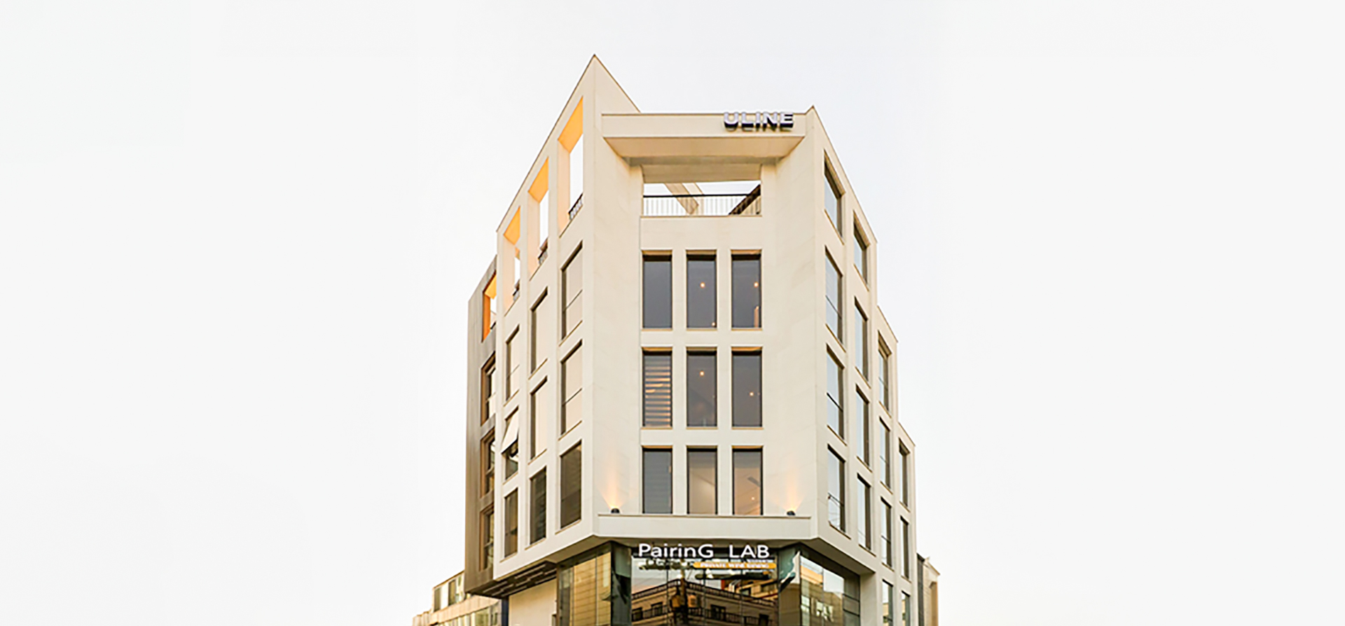 병원 외관 : 유라인클리닉은 압구정로데오역 4번 출구 바로 인근에 위치해 편리하게 방문하실 수 있으며, 내원 고객을 위한 발렛주차 서비스도 제공하고 있습니다.