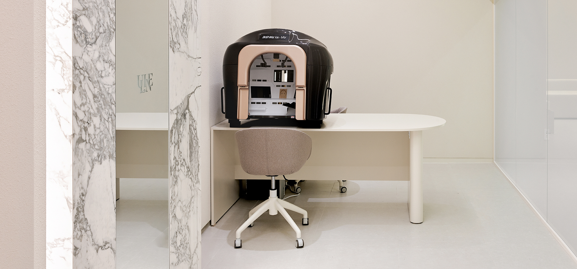 병원 로비 : 5층 로비에서 접수와 수납을 진행하며, 대기부터 상담·진료까지 편안하게 서비스를 받으실 수 있도록 차분하고 쾌적한 환경으로 조성되어 있습니다.